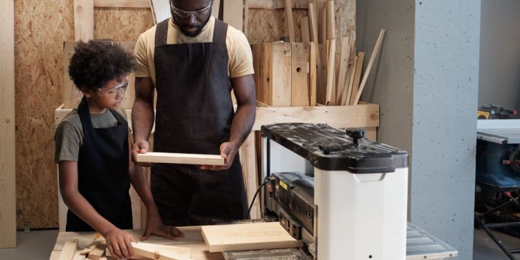 Houten meubels kinderen bouwen